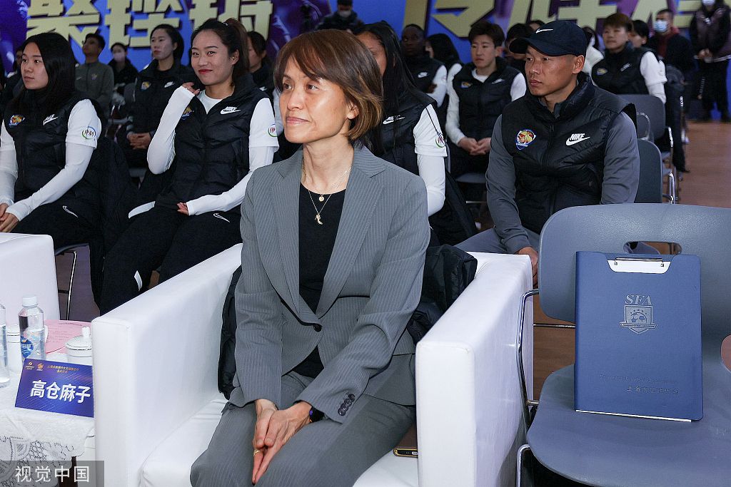 黑红相见的紧身衣，头部带自动防护装置，科技感十足无论是外形的改变，还是内心的成长， 蜘蛛侠在本片中都将成为一个更有担当的超级英雄