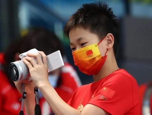 由于缺乏出场时间，马伦准备离开德甲球队，而桑乔因与滕哈赫的公开争执而被允许离队。